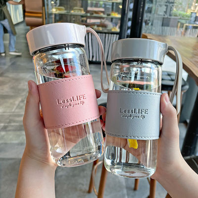 480 ml de garrafa de água de vidro de borosilicato personalizada com manga de couro e infusor de chá