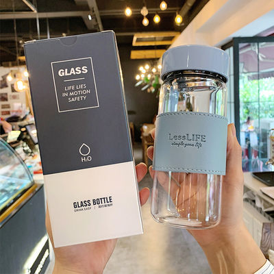 480 ml de garrafa de água de vidro de borosilicato personalizada com manga de couro e infusor de chá