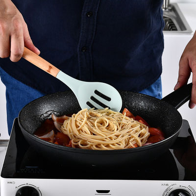 Logotipo personalizado de exterior Espatulas de alça de madeira utensílios de cozinha de silicone Espatulas com balde de armazenamento