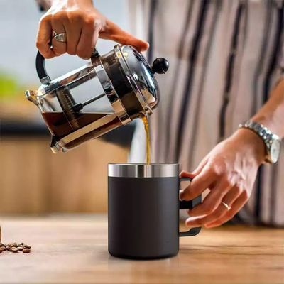 Taças de café de viagem isoladas a vácuo de aço inoxidável de parede dupla personalizadas com alça para acampamento