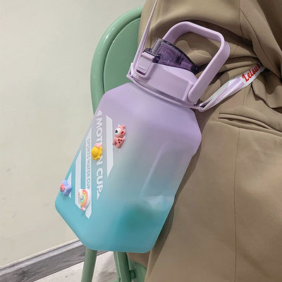 Voltar à escola Essential isolado garrafa de água de boca larga com marcador de tempo e palha