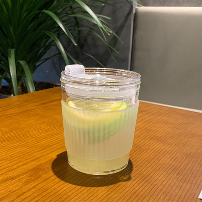 Copo de leite de café transparente, transparente, de 350 ml, de suco de vidro, com estribo e manga de silicone