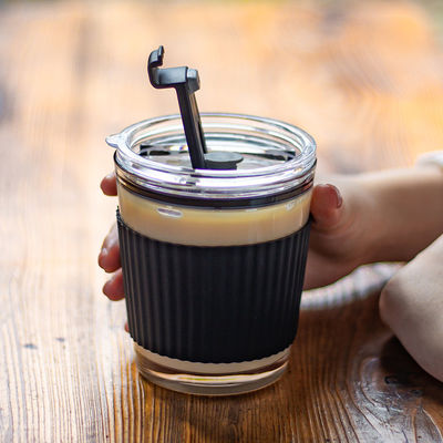 Taças de café portáteis de acompanhamento feminino Garrafa de chá de leite frio com alça e tampa de palha
