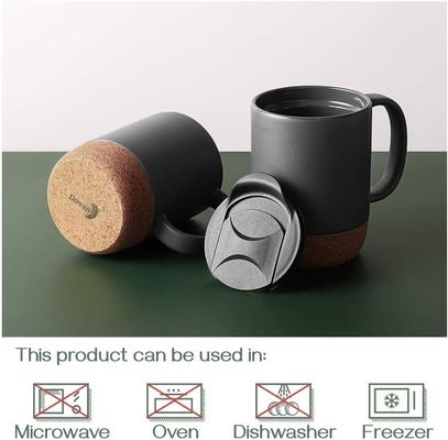 Taça de café grande com alça estilo minimalista isolado fundo de cortiça tampão à prova de salpicos