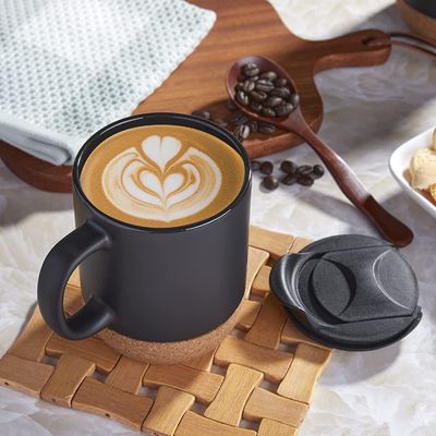 Taça de café grande com alça estilo minimalista isolado fundo de cortiça tampão à prova de salpicos