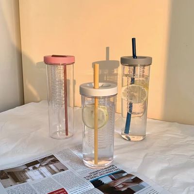 Desportos ao ar livre - um produto indispensável - garrafa de água de plástico com alças de palha e muito mais