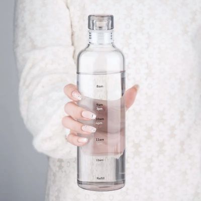 Estilo de design minimalista 500 ml de garrafa de água de borosilicato de vidro livre de BPA com marcador de tempo