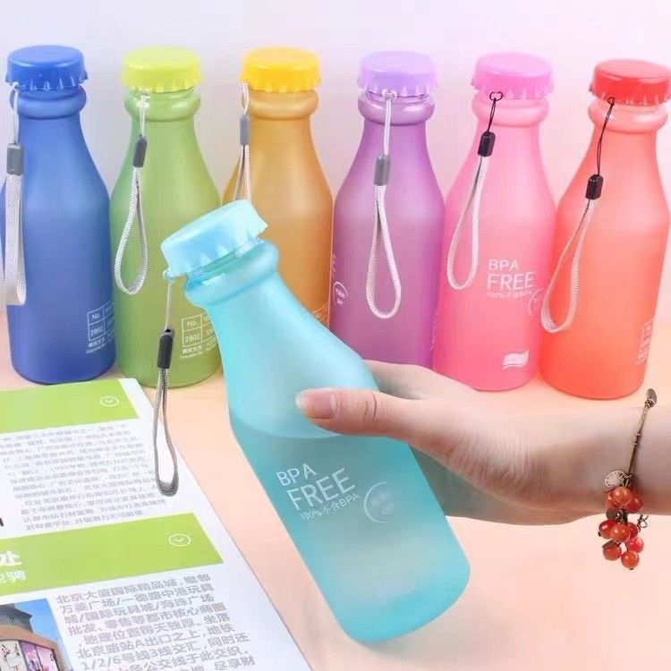 Garrafa de água livre de BPA de 550 ml, para crianças escolares.