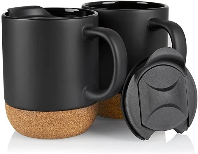 Taça de café grande com alça estilo minimalista isolado fundo de cortiça tampão à prova de salpicos